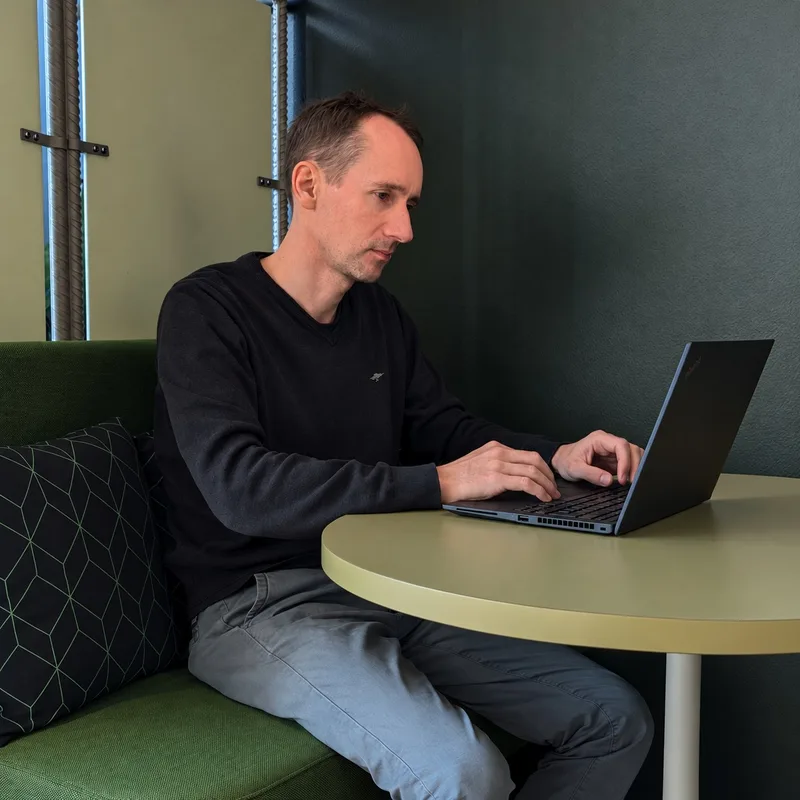 Jan Behrens arbeitet am Laptop